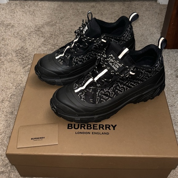 Perfect Condition, Worn 1 time, Comes with box and tags - Picture 4 of 5